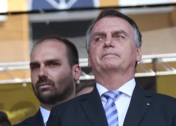 PF indicia Jair Bolsonaro e seu filho, deputado federal Eduardo Bolsonaro, por coação em ação penal no STF