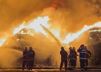 Incêndio em fábrica no Distrito Industrial já dura mais de 18 horas em Manaus