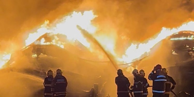 Incêndio em fábrica no Distrito Industrial já dura mais de 18 horas em Manaus