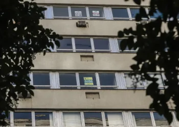 Parcela de famílias que pagam aluguel sobe 25% em 8 anos, mostra IBGE