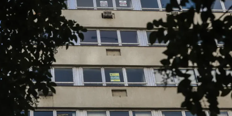 Parcela de famílias que pagam aluguel sobe 25% em 8 anos, mostra IBGE