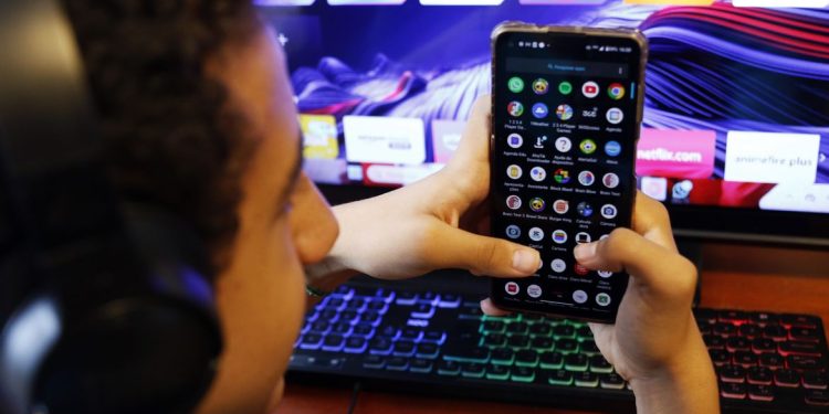 Especialistas alertam que crianças não podem ser “produto” das redes