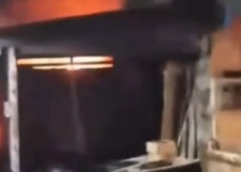 Vídeo: Homem ateia fogo na própria casa e causa pânico em Manacapuru