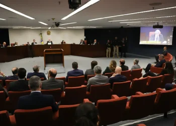 STF retoma julgamento de Bolsonaro após intervalo; Fux prossegue voto