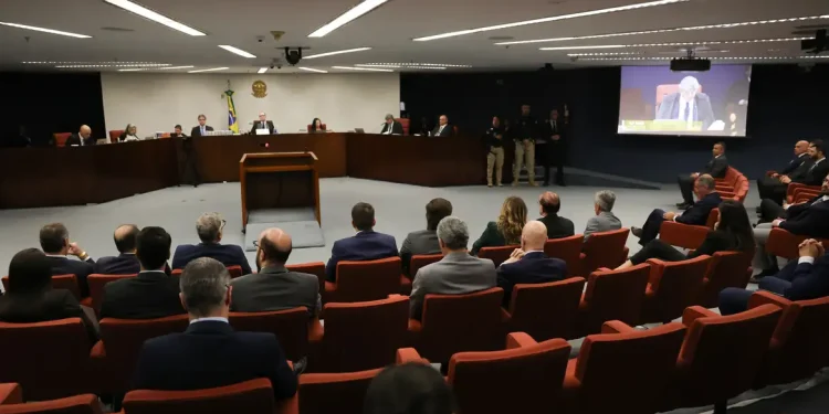 STF retoma julgamento de Bolsonaro após intervalo; Fux prossegue voto