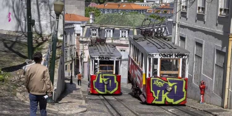 Acidente com bondinho em Lisboa deixa 15 mortos