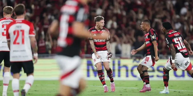 Com direito a gol relâmpago, Flamengo derrota Estudiantes no Maracanã