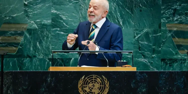 Lula critica sanções e diz que Brasil resiste na defesa da democracia