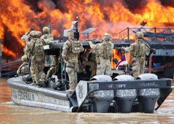 Vídeo: Polícia Federal destrói dragas ilegais durante operação no interior do AM