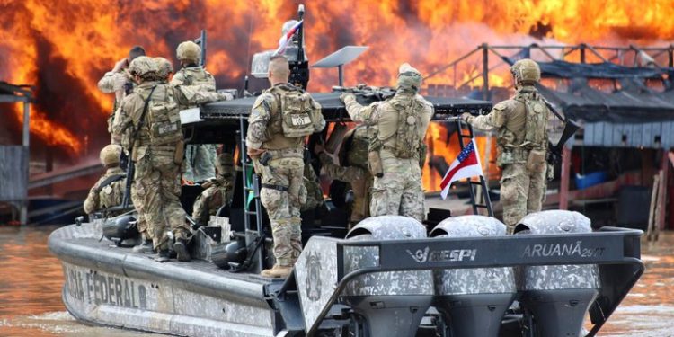 Vídeo: Polícia Federal destrói dragas ilegais durante operação no interior do AM