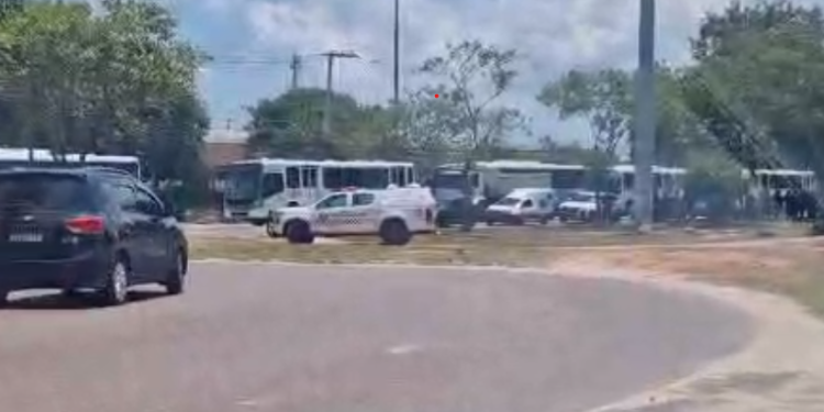 Videos: rodoviários paralisam parcialmente transporte público em Manaus por atrasos salariais