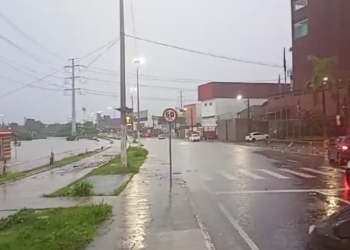 Vídeo: chuva causa transtornos em Manaus nesta segunda-feira