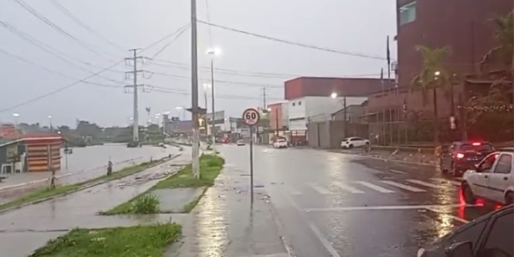 Vídeo: chuva causa transtornos em Manaus nesta segunda-feira