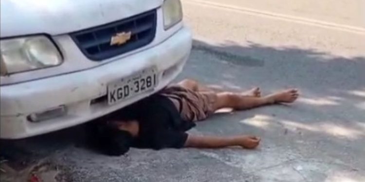 Vídeos: suspeito de roubo é espancado e se 'finge de morto' no bairro Praça 14