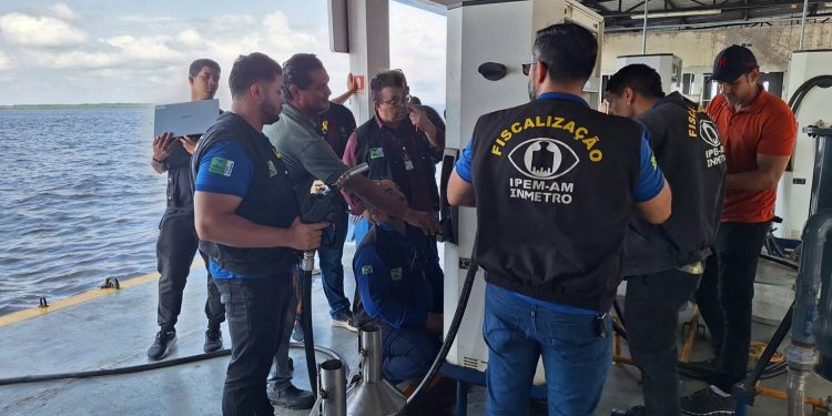Operação Abastecimento Seguro: Postos flutuantes passam por fiscalização do Ipem