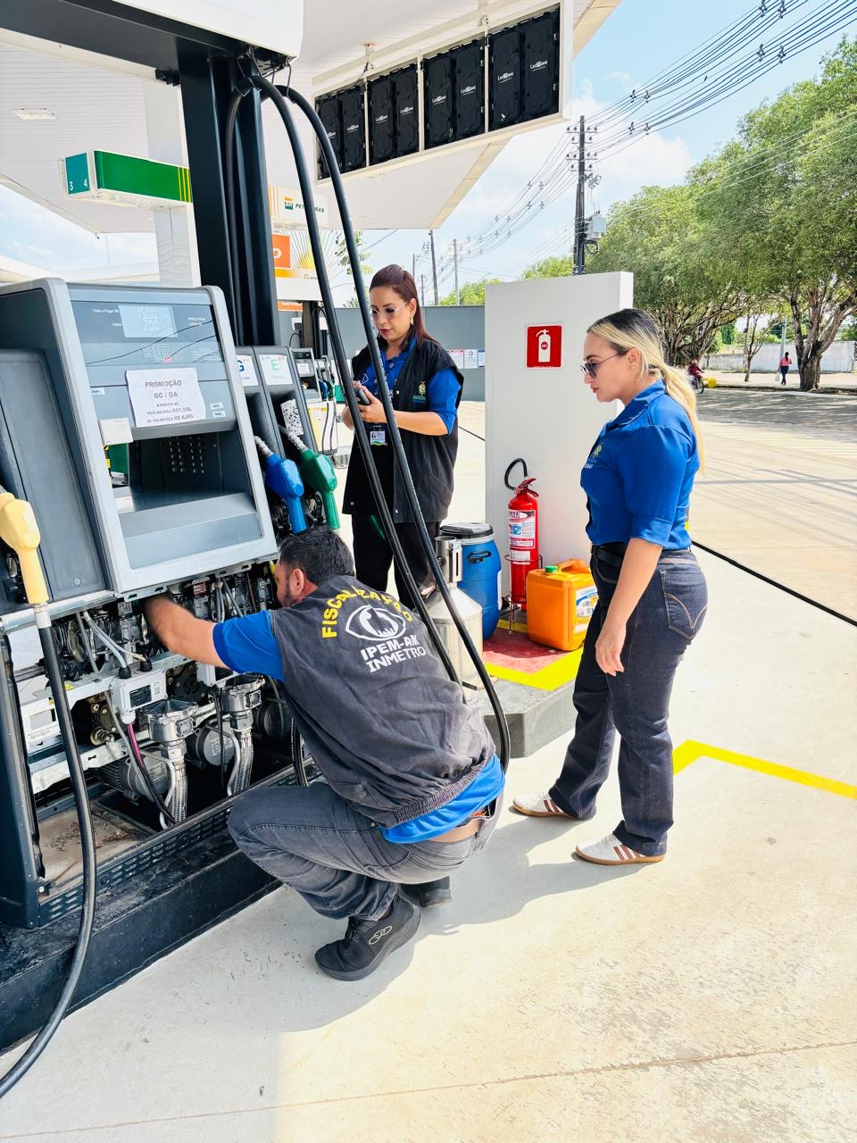 Equipe do Ipem verificando bomba com vazamento em posto fluvial