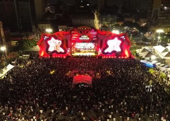 Segundo dia do #SouManaus 2025 com intensa movimentação no palco Alfândega com canções de Poesia Acústica e Xamã