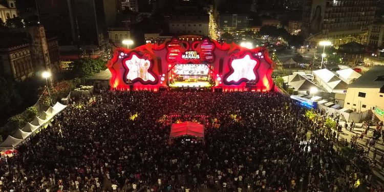 Segundo dia do #SouManaus 2025 com intensa movimentação no palco Alfândega com canções de Poesia Acústica e Xamã