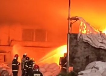 Vídeo: incêndio destrói galpão de recicláveis no bairro Val Paraíso