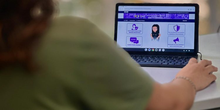 Delegacia Virtual da Mulher realiza 56 atendimentos em um mês e amplia proteção a vítimas de violência no AM