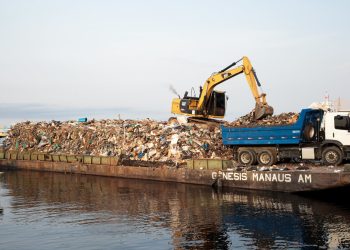 Prefeitura de Manaus retira mais de 2,4 mil toneladas de lixo dos rios e igarapés com execução de sete transbordos