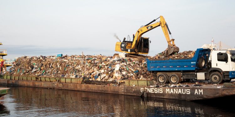 Prefeitura de Manaus retira mais de 2,4 mil toneladas de lixo dos rios e igarapés com execução de sete transbordos