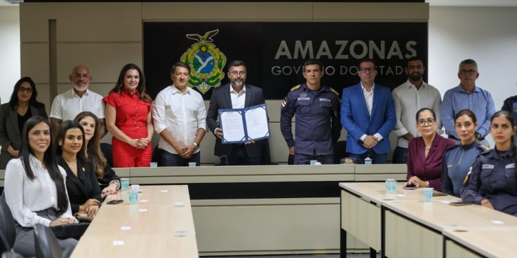 Governador Wilson Lima sanciona lei que autoriza uso de armas de choque por mulheres no Amazonas