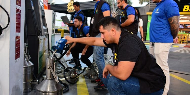 Operação Abastecimento Seguro: Ipem faz fiscalização para detectar fraudes eletrônicas em bombas de combustíveis