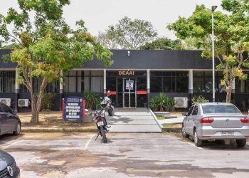 A Polícia Civil do Amazonas (PC-AM), por meio da Delegacia Especializada em Apuração de Atos Infracionais (Deaai), cumpriu, nesta quinta-feira (18/09), um mandado de busca e apreensão de um adolescente, de 16 anos, por ato infracional análogo ao crime de roubo majorado contra uma mulher de 36 anos.