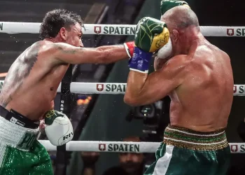 Luta entre Popó e Wanderlei Silva termina em briga generalizada com nocaute pós-combate