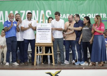 Presidente Figueiredo inaugura primeiro Castramóvel do interior do estado