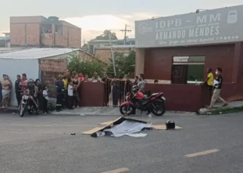 Vídeos: Jovem de 22 anos morre em acidente com ônibus na zona Leste de Manaus