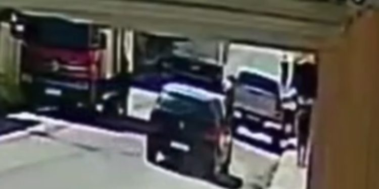 Vídeo: idosa morre após ser imprensada contra carreta no bairro São José I