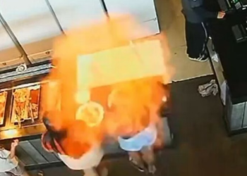VÍDEO: mulher fica com cabelo em chamas durante acidente em restaurante
