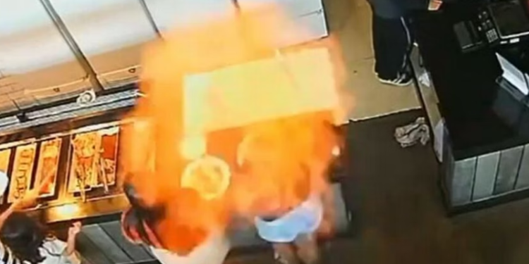 VÍDEO: mulher fica com cabelo em chamas durante acidente em restaurante