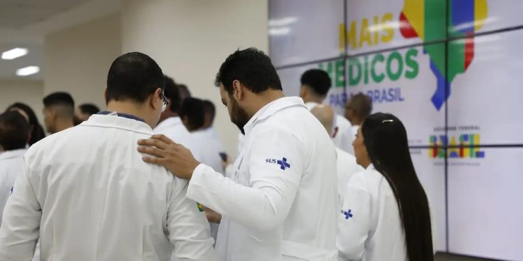 Estudantes de baixa renda do curso de medicina terão ajuda do governo para concluir curso; saiba quem tem direito