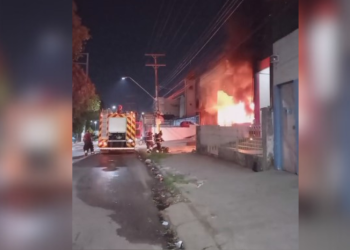 VÍDEO: incêndio atinge casa na avenida Silves, zona sul de Manaus