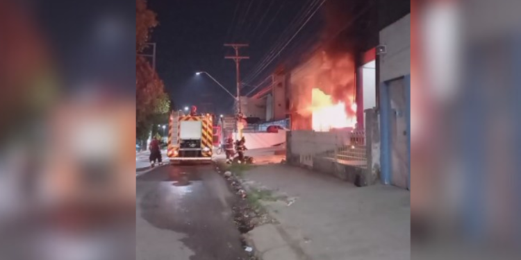 VÍDEO: incêndio atinge casa na avenida Silves, zona sul de Manaus