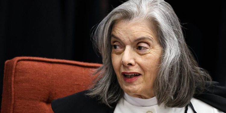 Cármen Lúcia forma maioria pela condenação de Bolsonaro e aliados