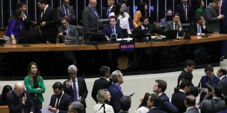 Câmara derruba voto secreto em PEC da Blindagem por falta de quórum