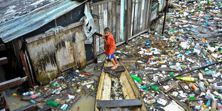 Fiocruz alerta para contaminação da Amazônia por plásticos
