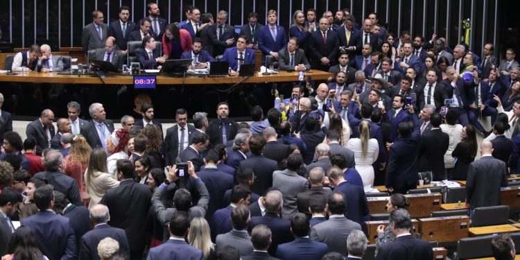 Câmara aprova urgência para projeto de anistia a golpistas