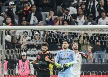 Flamengo vence o Corinthians de virada e dispara na liderança do Brasileirão