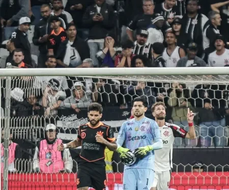 Flamengo vence o Corinthians de virada e dispara na liderança do Brasileirão