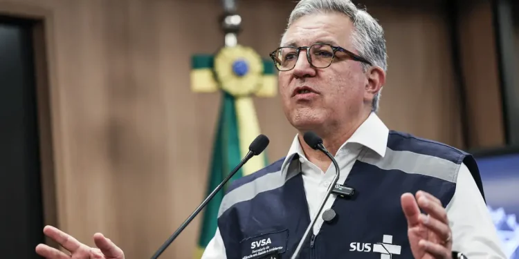 Intoxicação por metanol: casos suspeitos devem aumentar, diz ministro