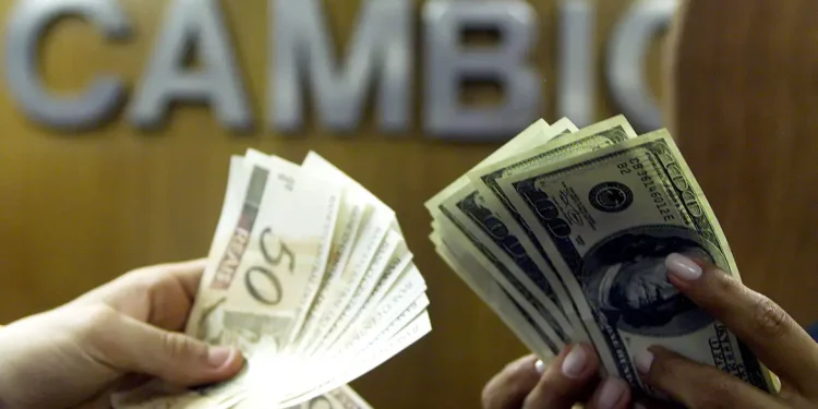 Dólar cai para R$ 5,31 após conversa entre Lula e Trump