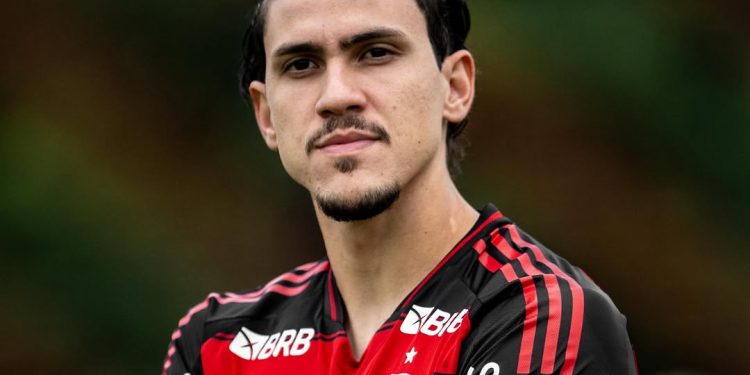 Atacante Pedro, do Flamengo, tem fratura no braço e pode ficar um mês imobilizado
