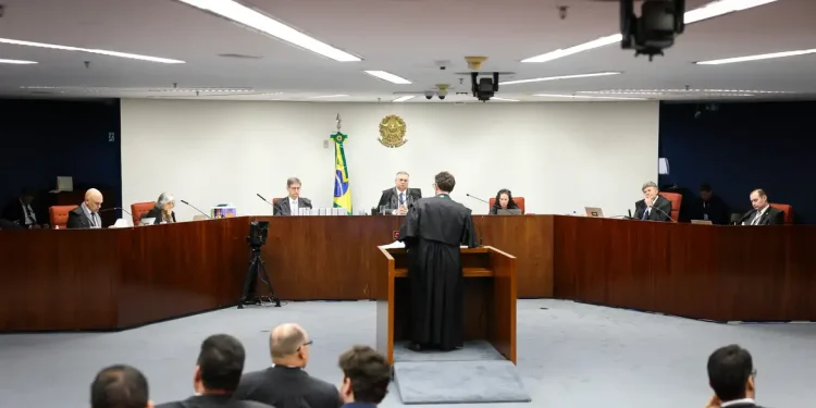 Relator do caso, Moraes levou pouco mais de duas horas e meia para ler seu voto, no qual repetiu diversas vezes “ter ficado fartamente comprovada” a existência de uma organização criminosa
