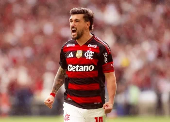 Flamengo vence no Maracanã e empata em número de pontos com Palmeiras