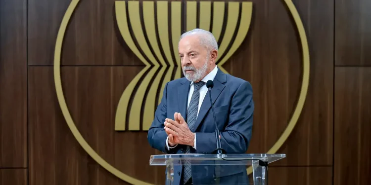 Lula quer discutir com Trump punição dada a ministros do STF